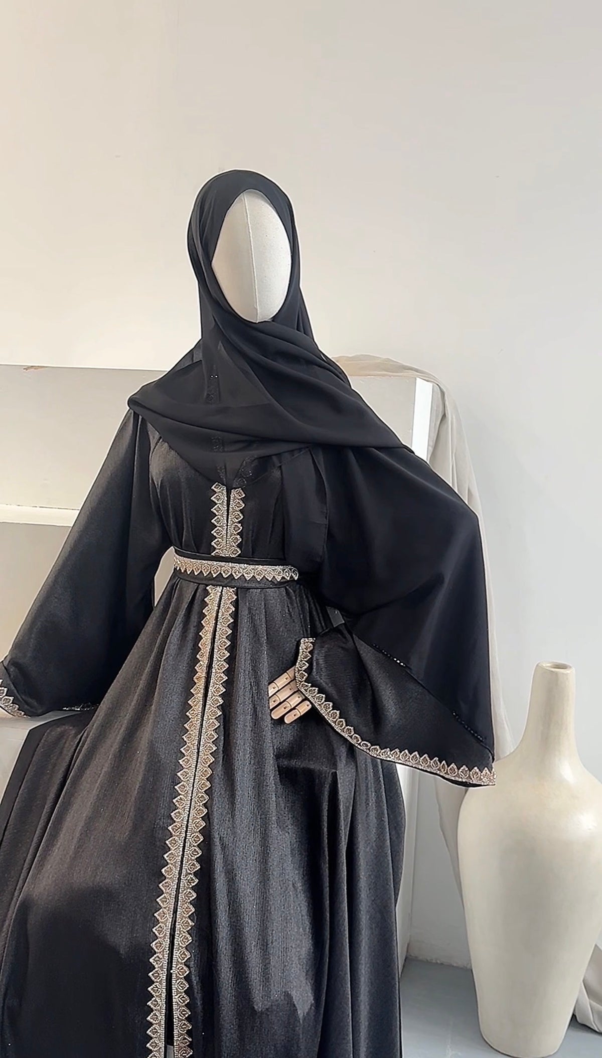 Abaya Layāl