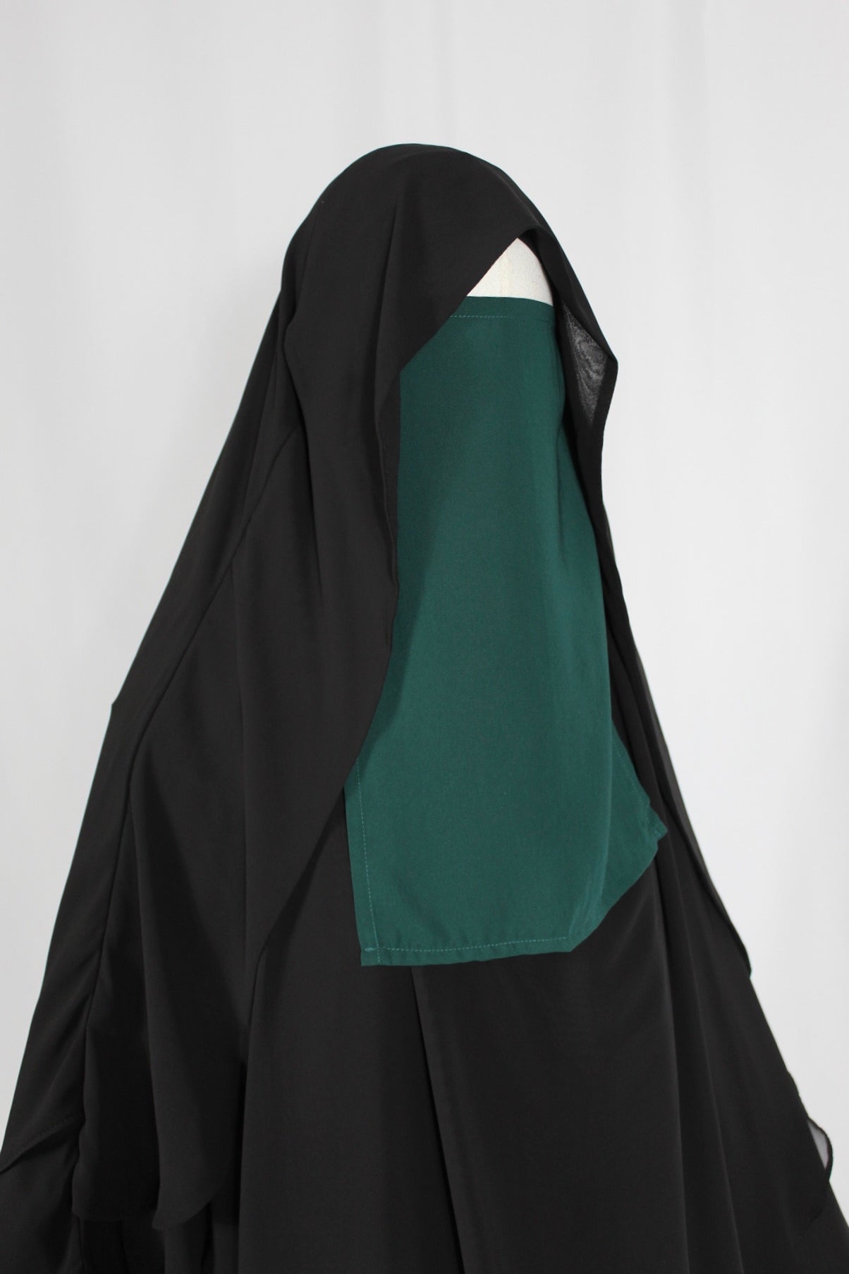Half Niqab emeraude avec élastique à l’arrière, porté de profil