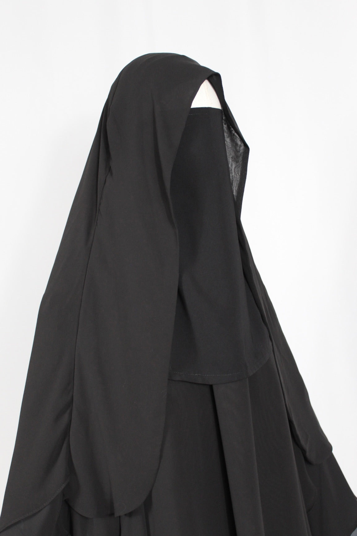 Half Niqab noir avec élastique à l’arrière, porté de profil