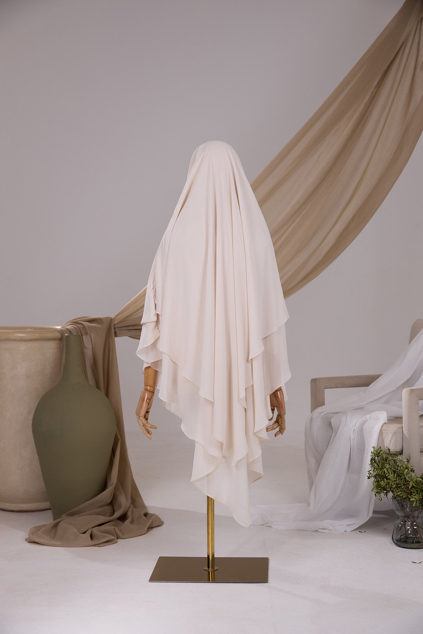 Khimar Butterfly pointu beige en mousseline chiffon, vue de dos avec deux voiles