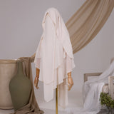 Khimar Butterfly pointu beige en mousseline chiffon, vue de face avec deux voiles