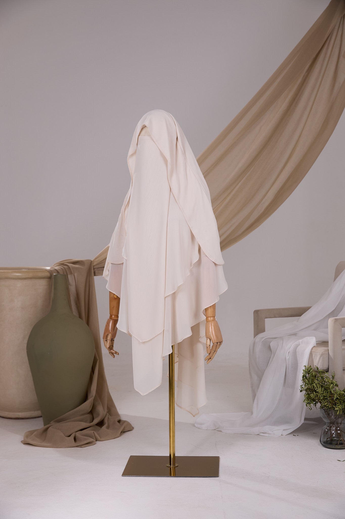 Khimar Butterfly pointu beige en mousseline chiffon, vue de face avec deux voiles
