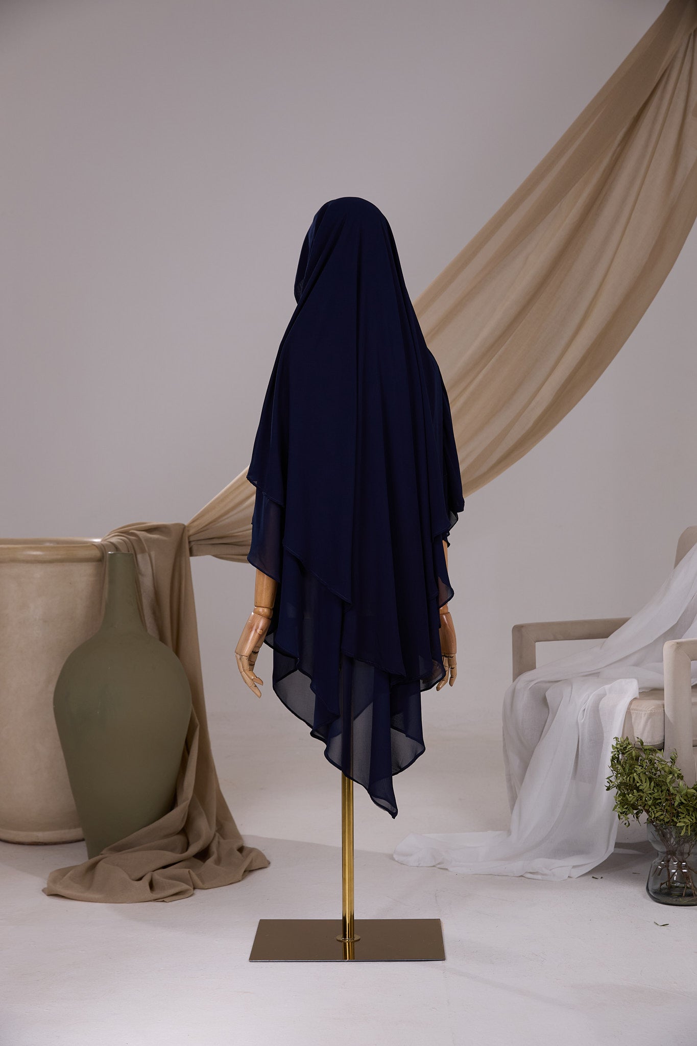 Khimar Butterfly pointu bleu marine en mousseline chiffon, vue de dos avec deux voiles
