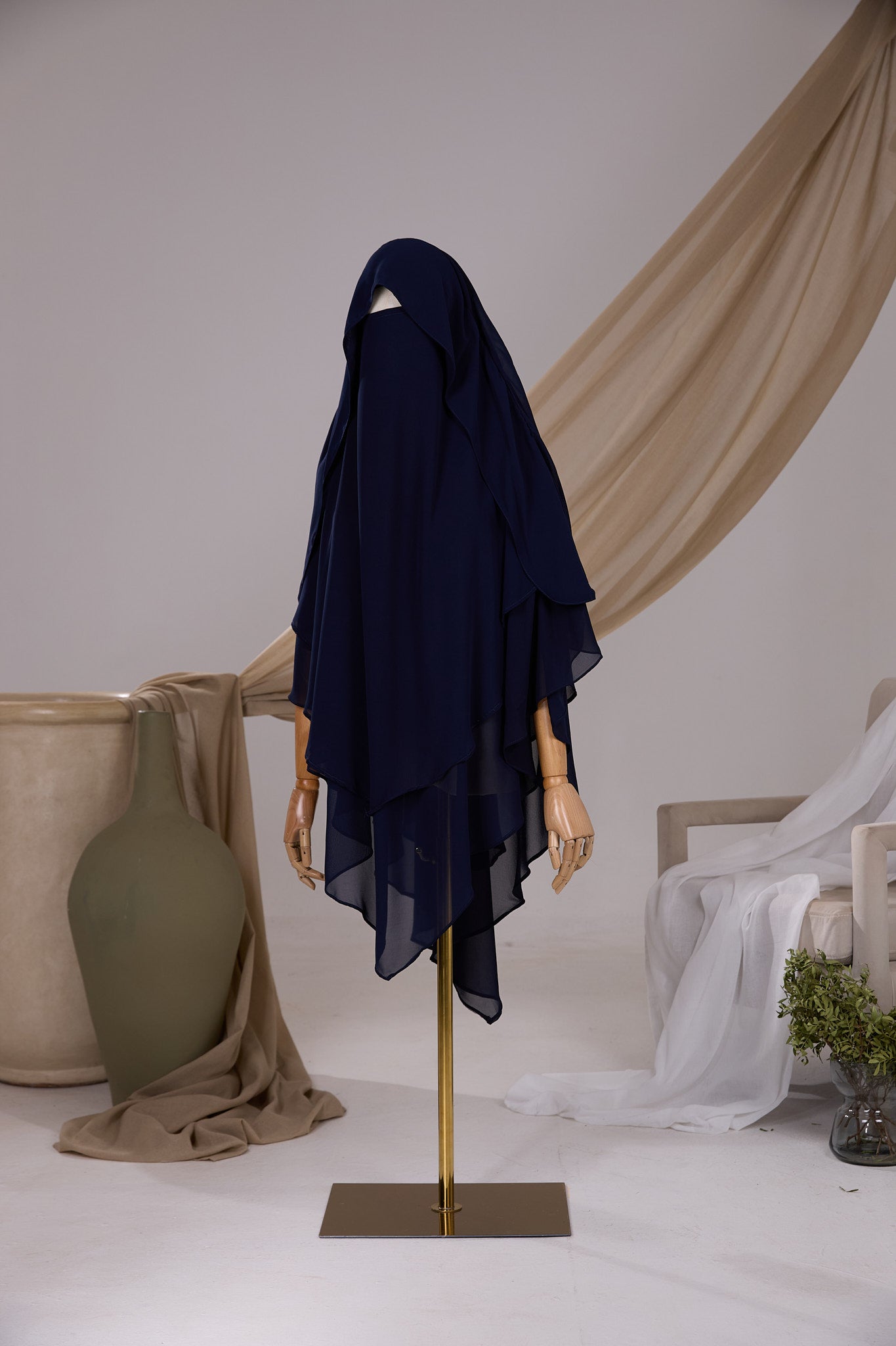 Khimar Butterfly pointu bleu marine en mousseline chiffon, vue de face avec deux voiles