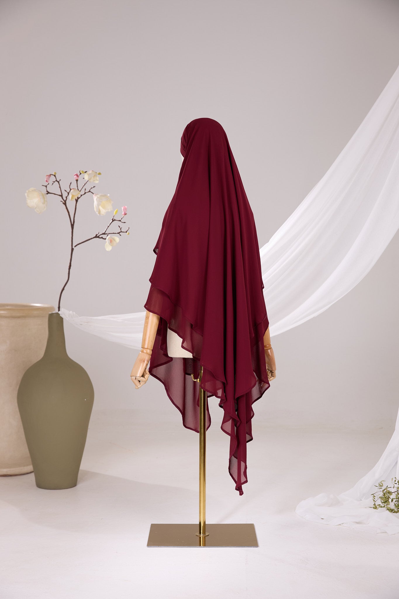 Khimar Butterfly pointu bordeaux en mousseline chiffon, vue de dos avec longs voiles pointus