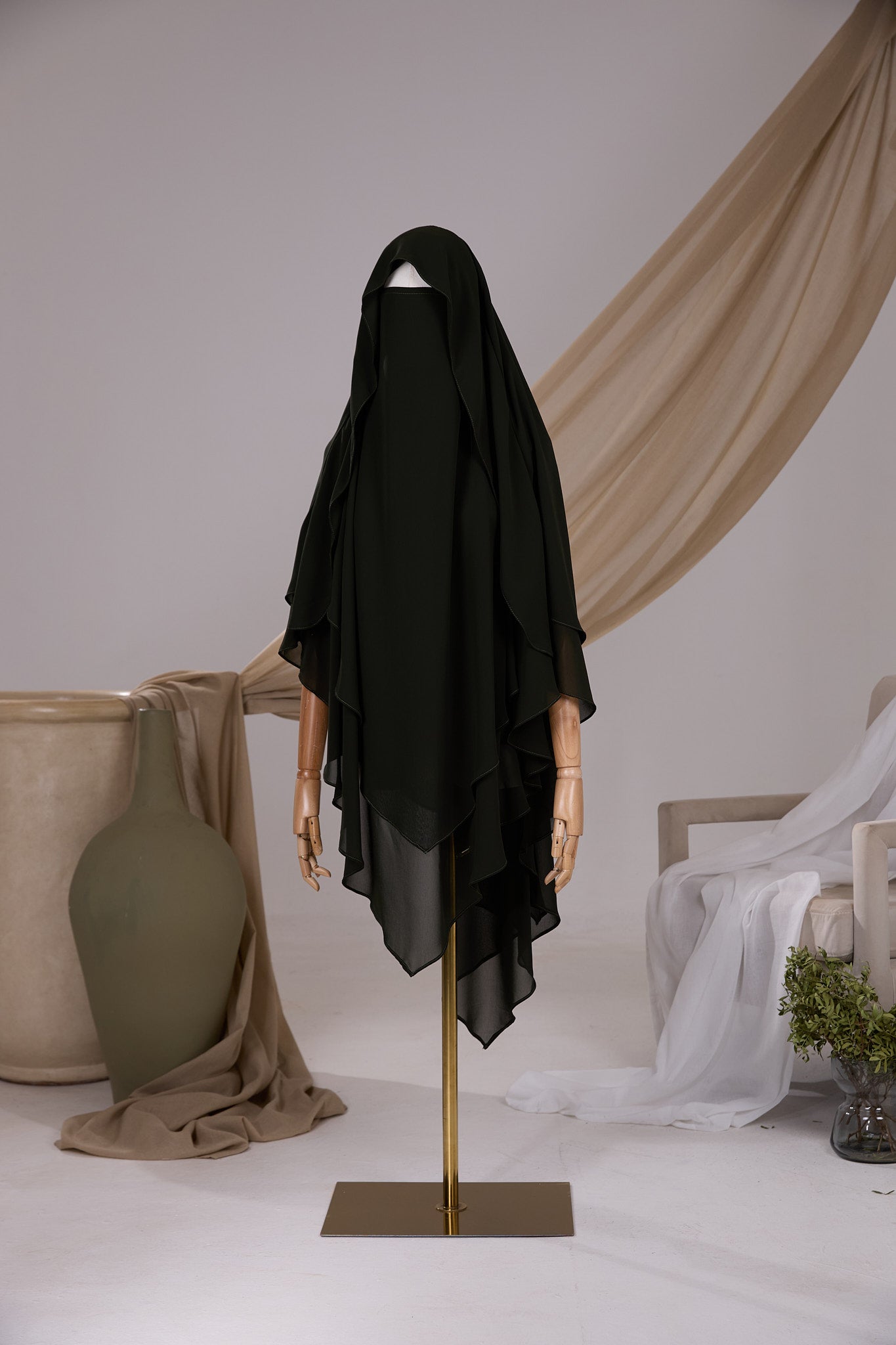 Khimar Butterfly pointu kaki foncé en mousseline chiffon, vue de face avec option niqab