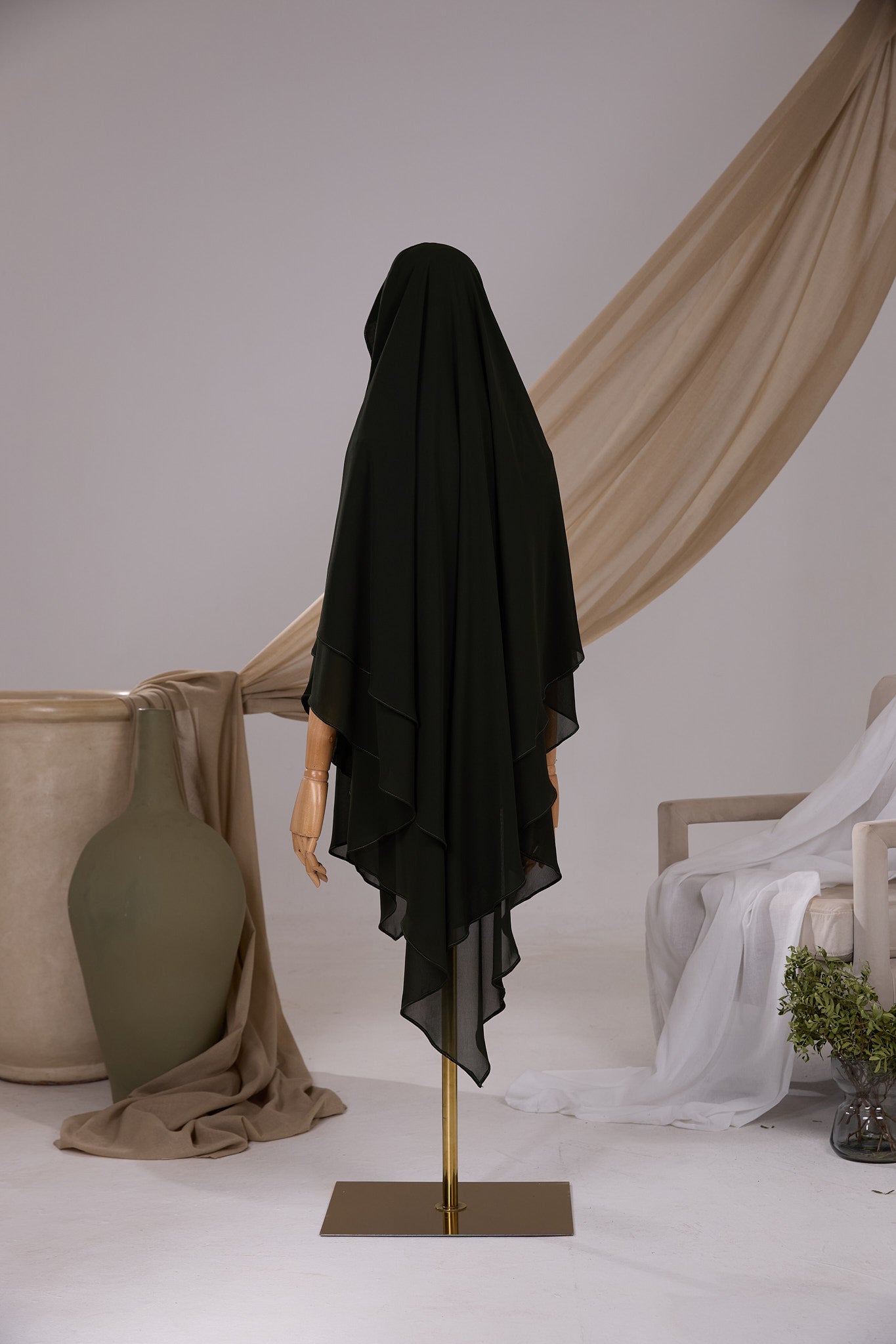 Khimar Butterfly pointu kaki foncé en mousseline chiffon, vue de dos avec deux voiles