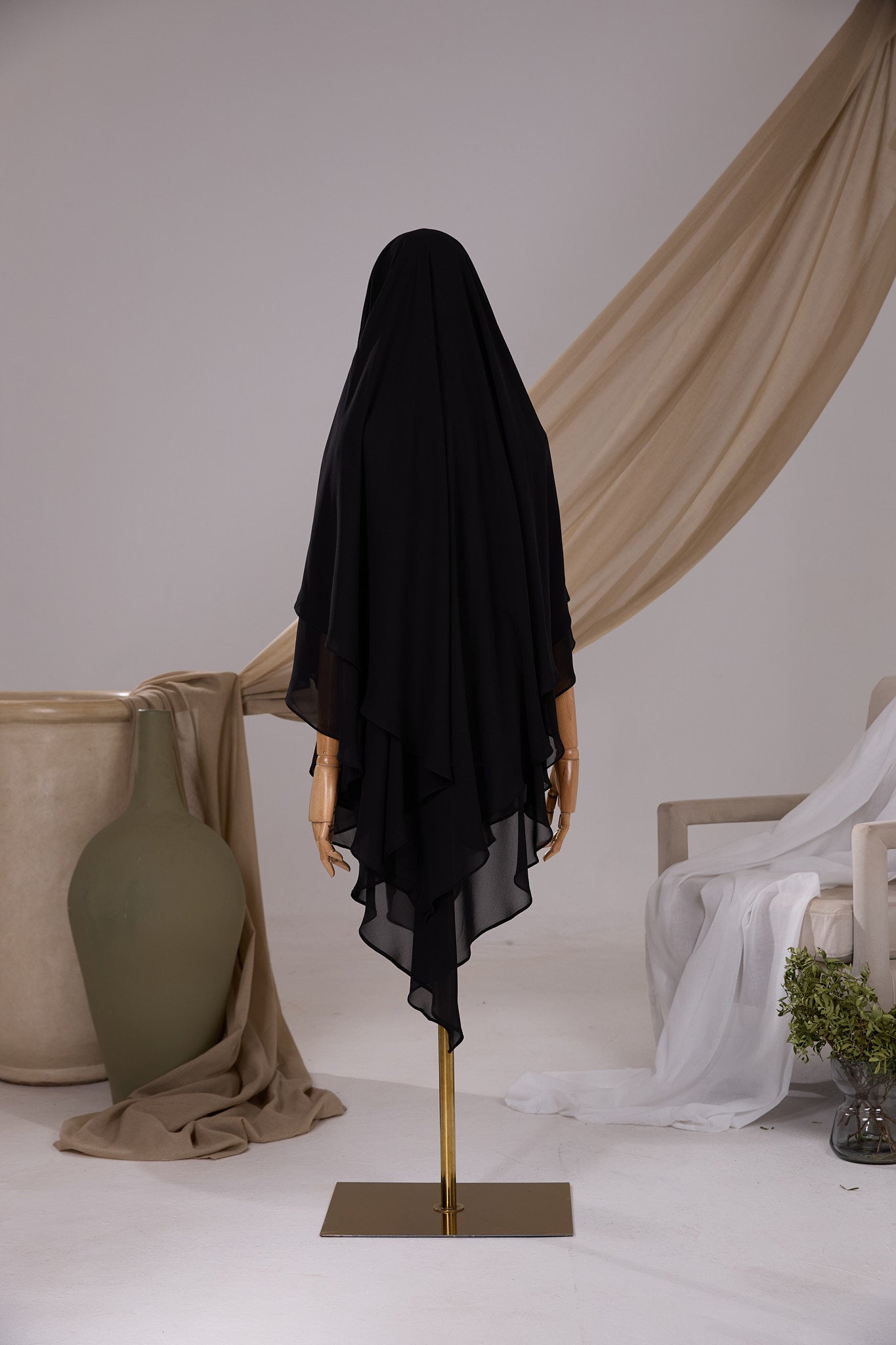 Khimar Butterfly pointu noir en mousseline chiffon, vue de dos avec deux voiles
