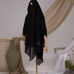 Khimar Butterfly pointu noir en mousseline chiffon, vue de face avec deux voiles