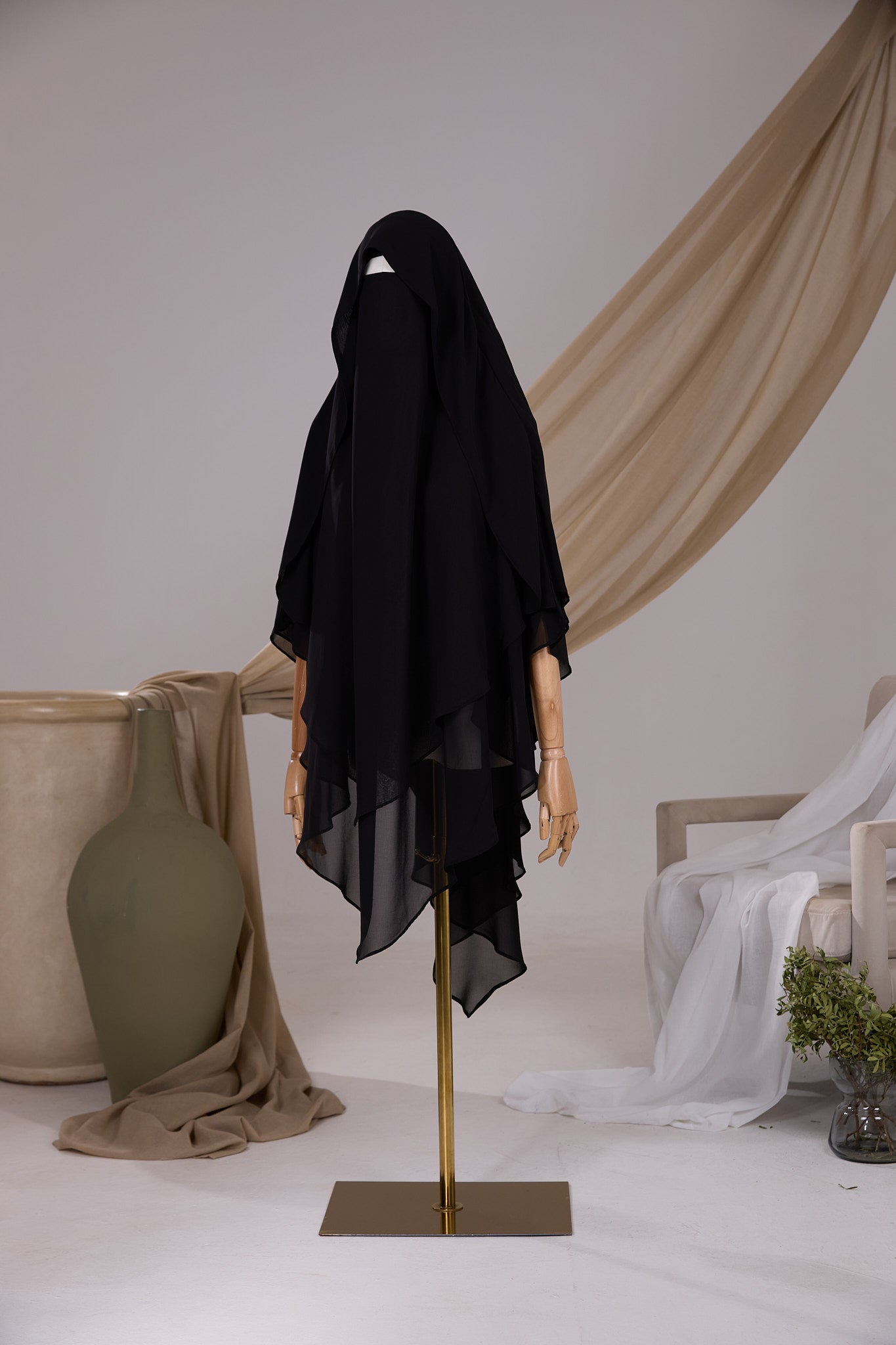 Khimar Butterfly pointu noir en mousseline chiffon, vue de face avec deux voiles