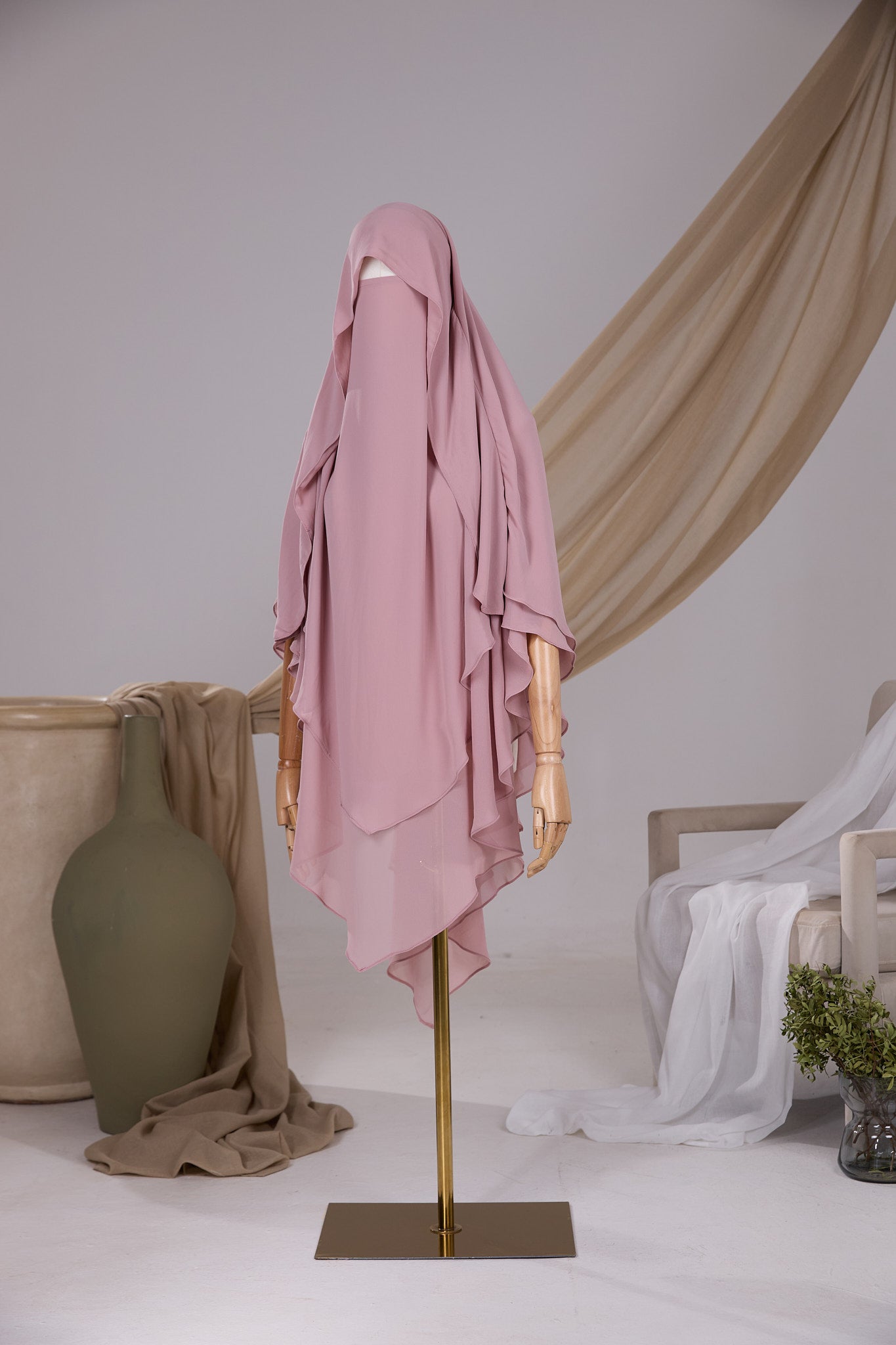 Khimar Butterfly pointu rose bébé en mousseline chiffon, vue de face avec option niqab