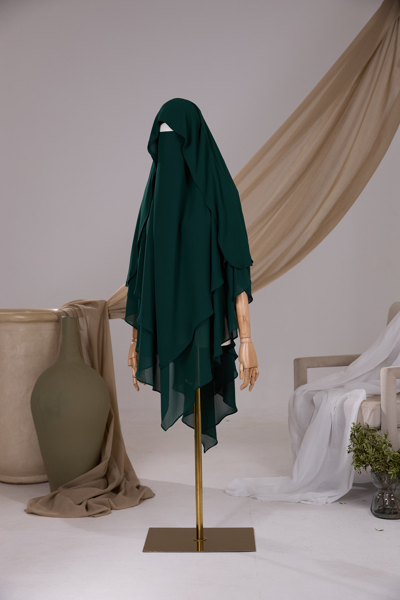 Khimar Butterfly pointu vert émeraude en mousseline chiffon, vue de face avec deux voiles