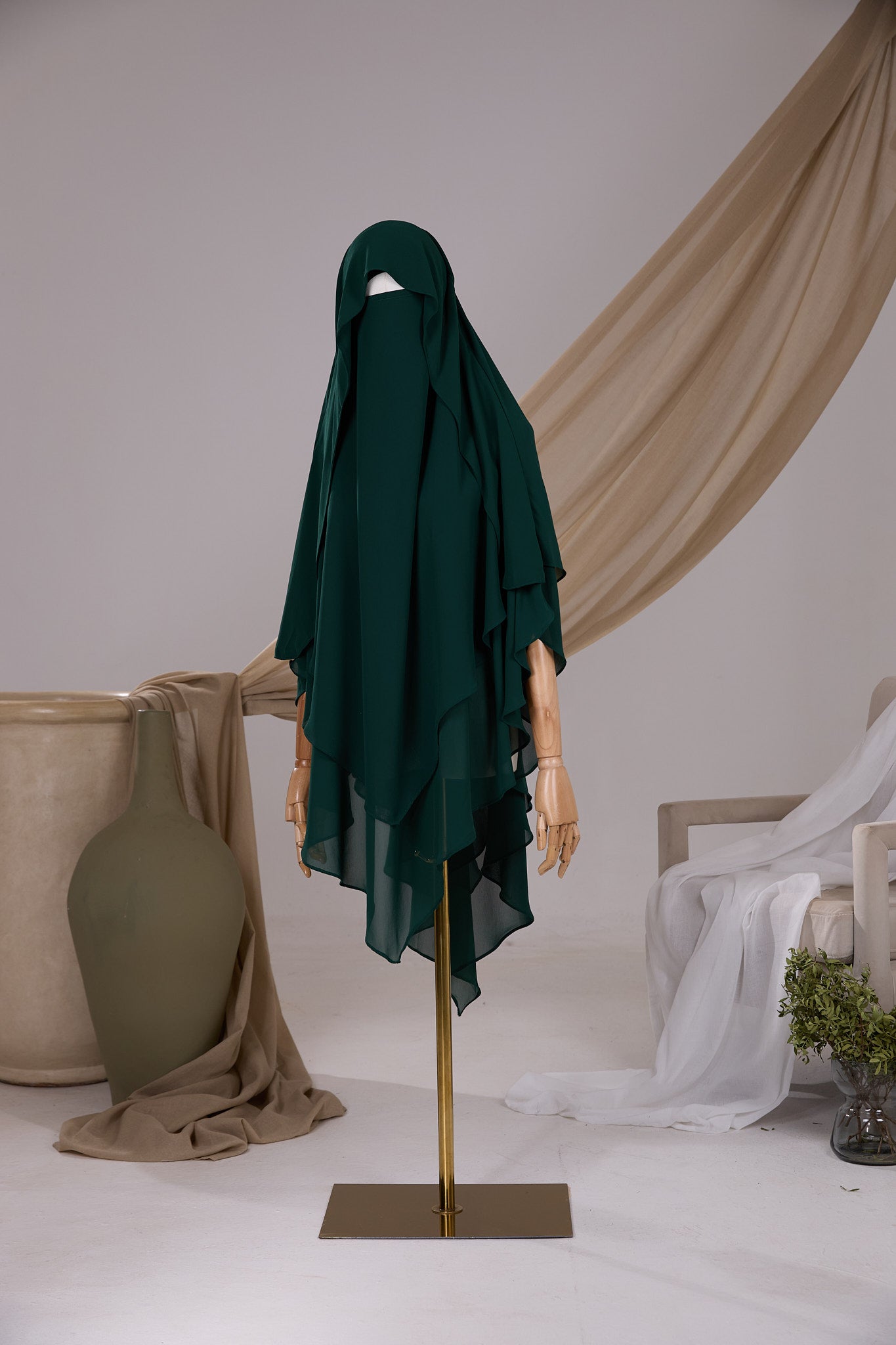 Khimar Butterfly pointu vert émeraude en mousseline chiffon, vue de face avec deux voiles
